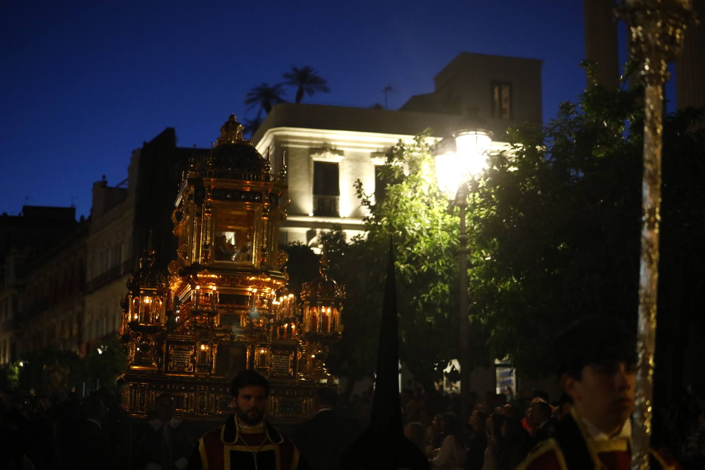 El deslumbrante procesionar del Santo Sepulcro, en imágenes