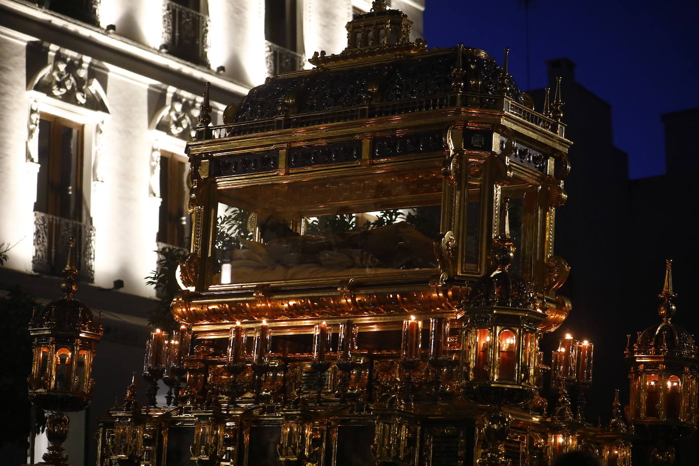 El deslumbrante procesionar del Santo Sepulcro, en imágenes