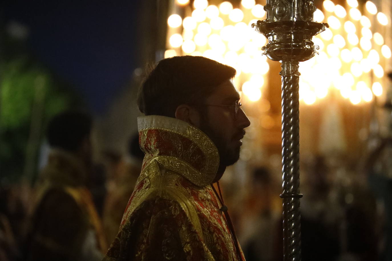 El deslumbrante procesionar del Santo Sepulcro, en imágenes