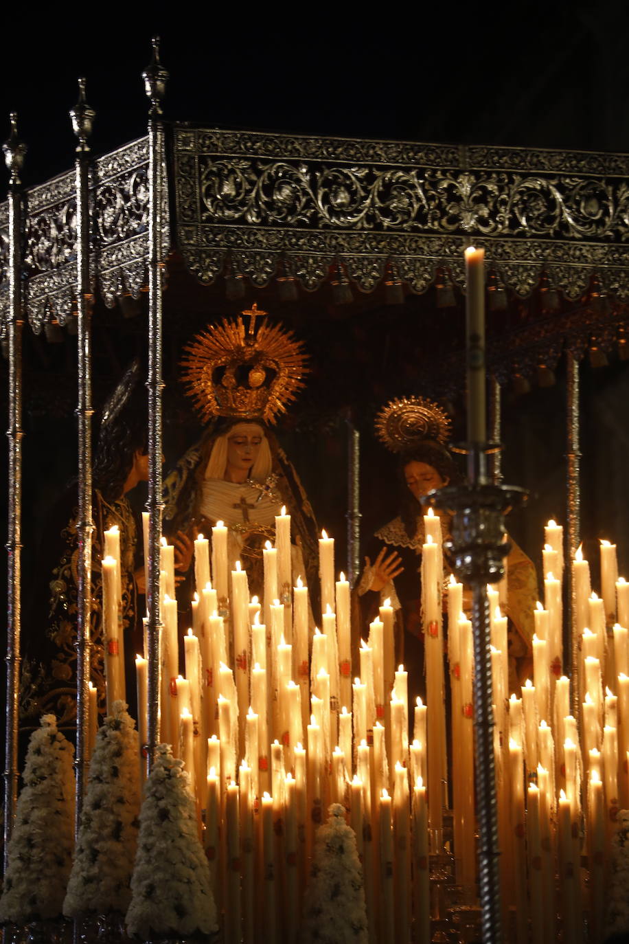 El deslumbrante procesionar del Santo Sepulcro, en imágenes