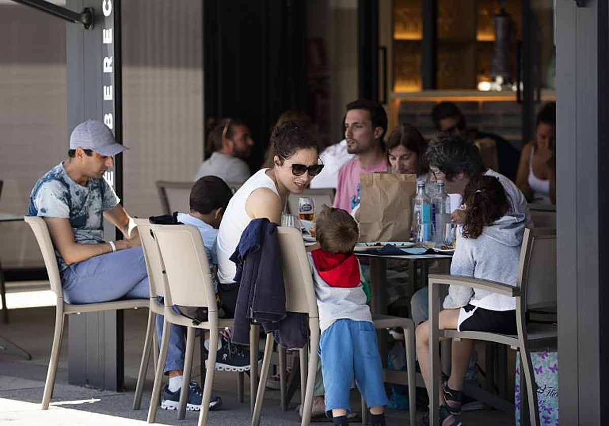 Varios clientes disfrutan del clima en la terraza de un bar, en Sanxenxo