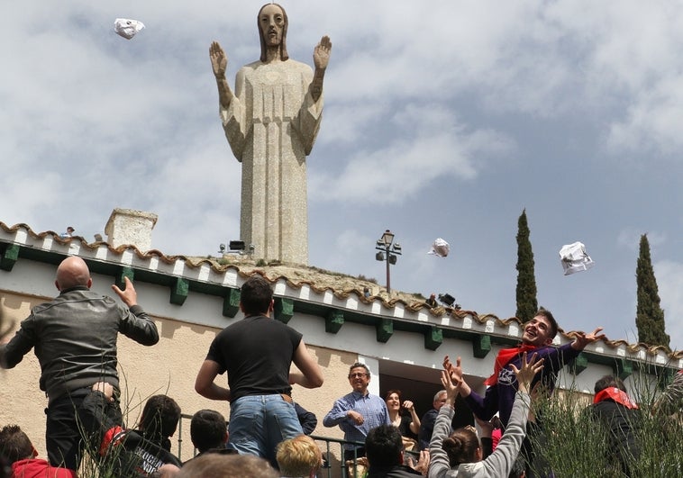 Más de 7.000 bolsas de pan y queso se repartirán en Palencia en la tradicional «pedrea» a los pies del Cristo del Otero