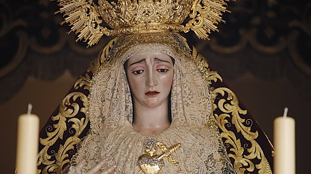 La Virgen de Gracia y Amparo, con su nuevo manto