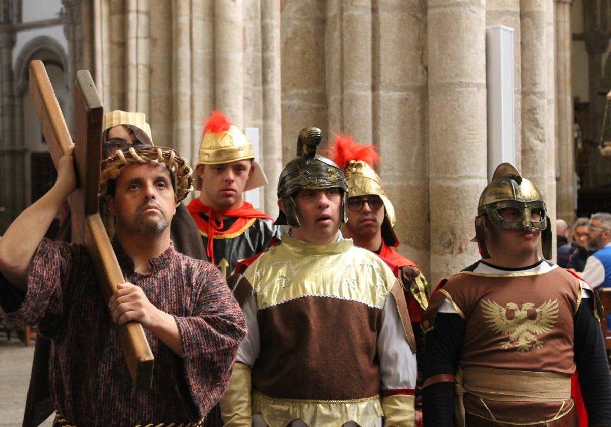 Momento del Vía Crucis de la Fundación Madre de la Esperanza, de Talavera