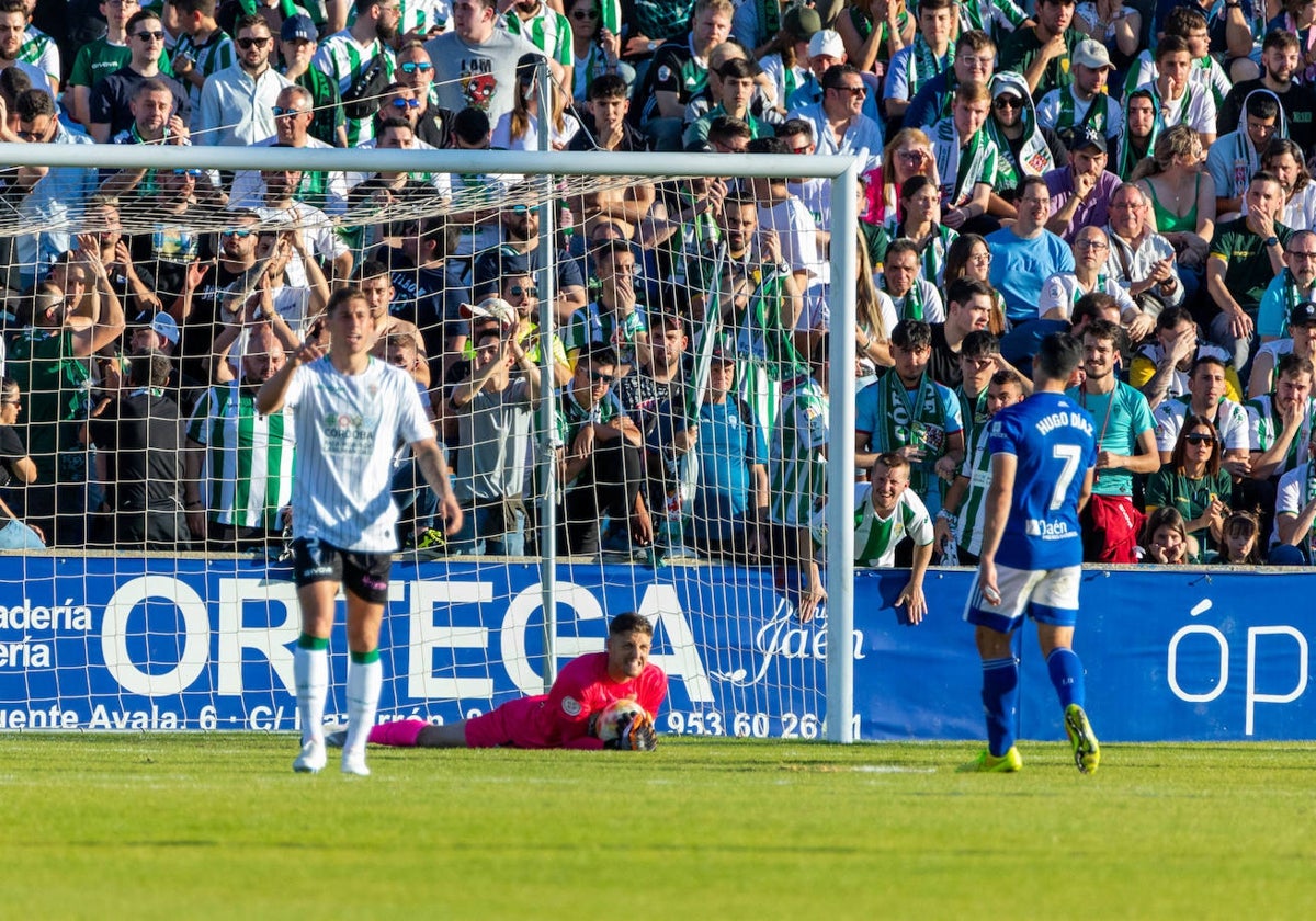 Carlos Marín atrapa el balón en una ocasión durante el partido en Linarejos