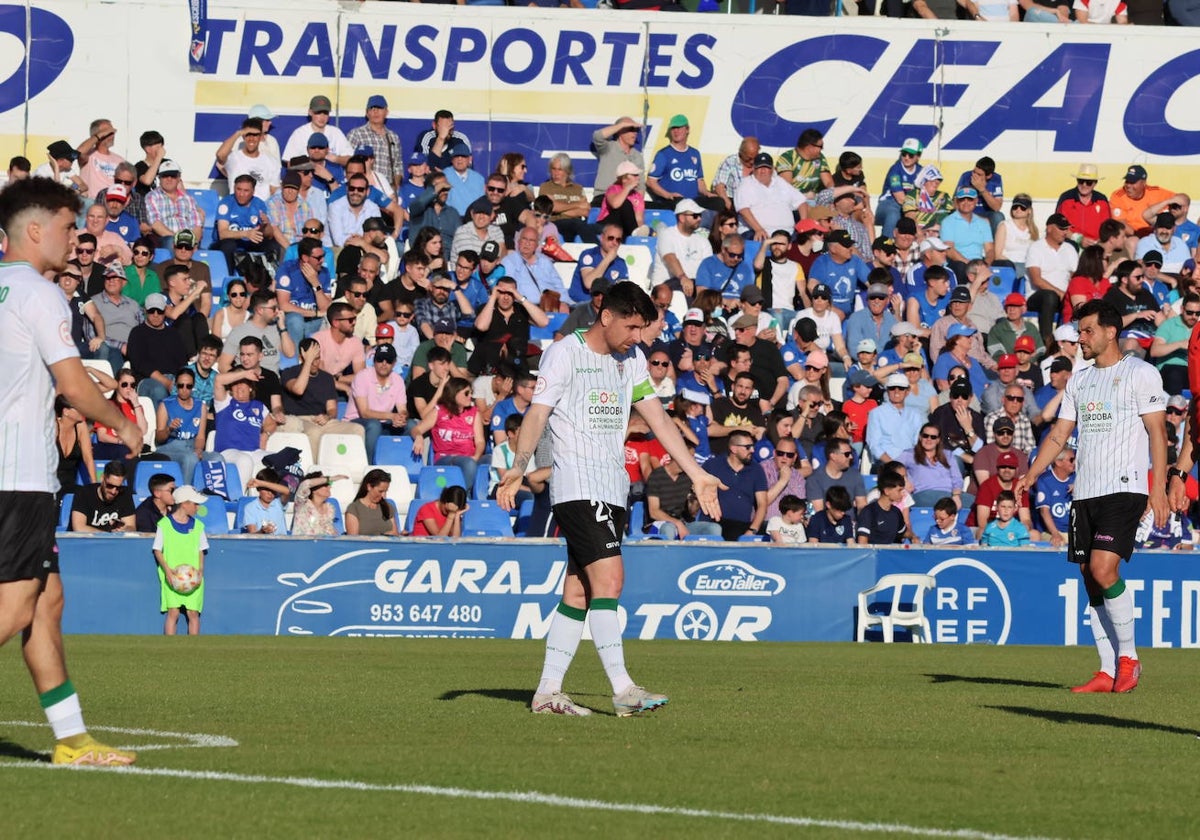 Javi Flores se lamenta de una ocasión fallida durante el partido en Linarejos