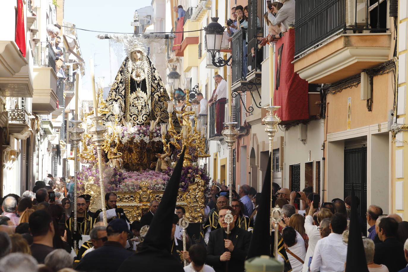 La emocionante procesión de la Virgen de la Soledad de Cabra, en imágenes