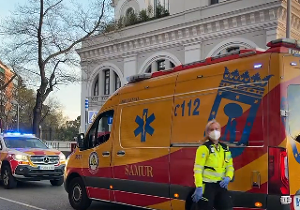 Varias unidades del Samur, en el lugar de la agresión