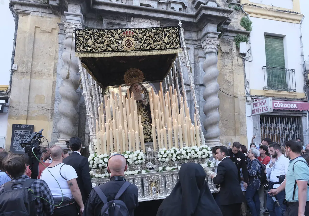 El palio de la Virgen del Rosario, inclinado durante el percance
