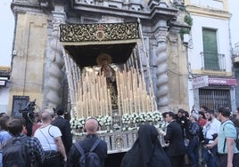 Semana Santa de Córdoba 2023 | El palio de la Virgen del Rosario sufre la rotura de un varal tras rozar en la puerta al salir