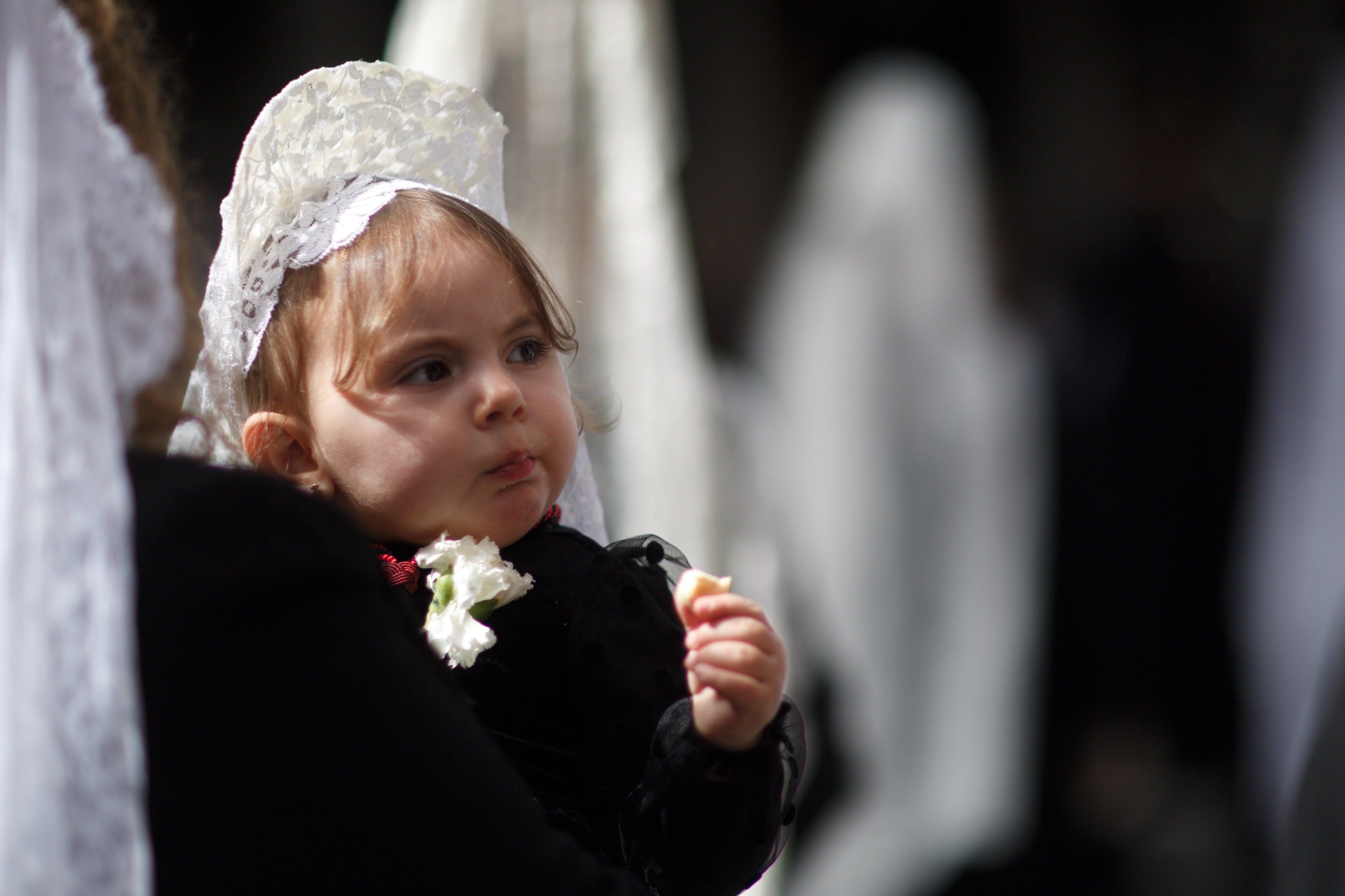 Valladolid- Las 'manolas' cambian este Domingo de Resurrección su velo negro por uno de color blanco