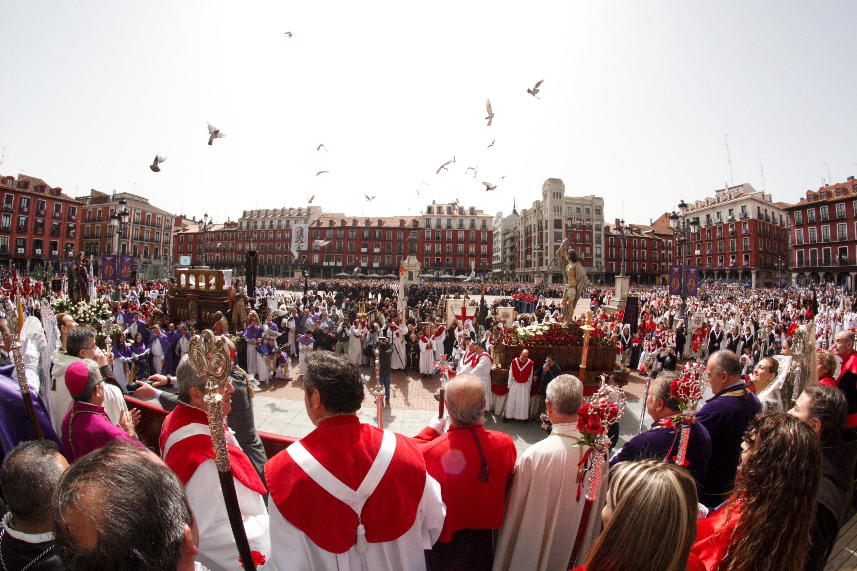 Valladolid- Los fieles arropan el encuentro de la Virgen de la Alegría y Cristo Resucitado en la Plaza Mayor﻿