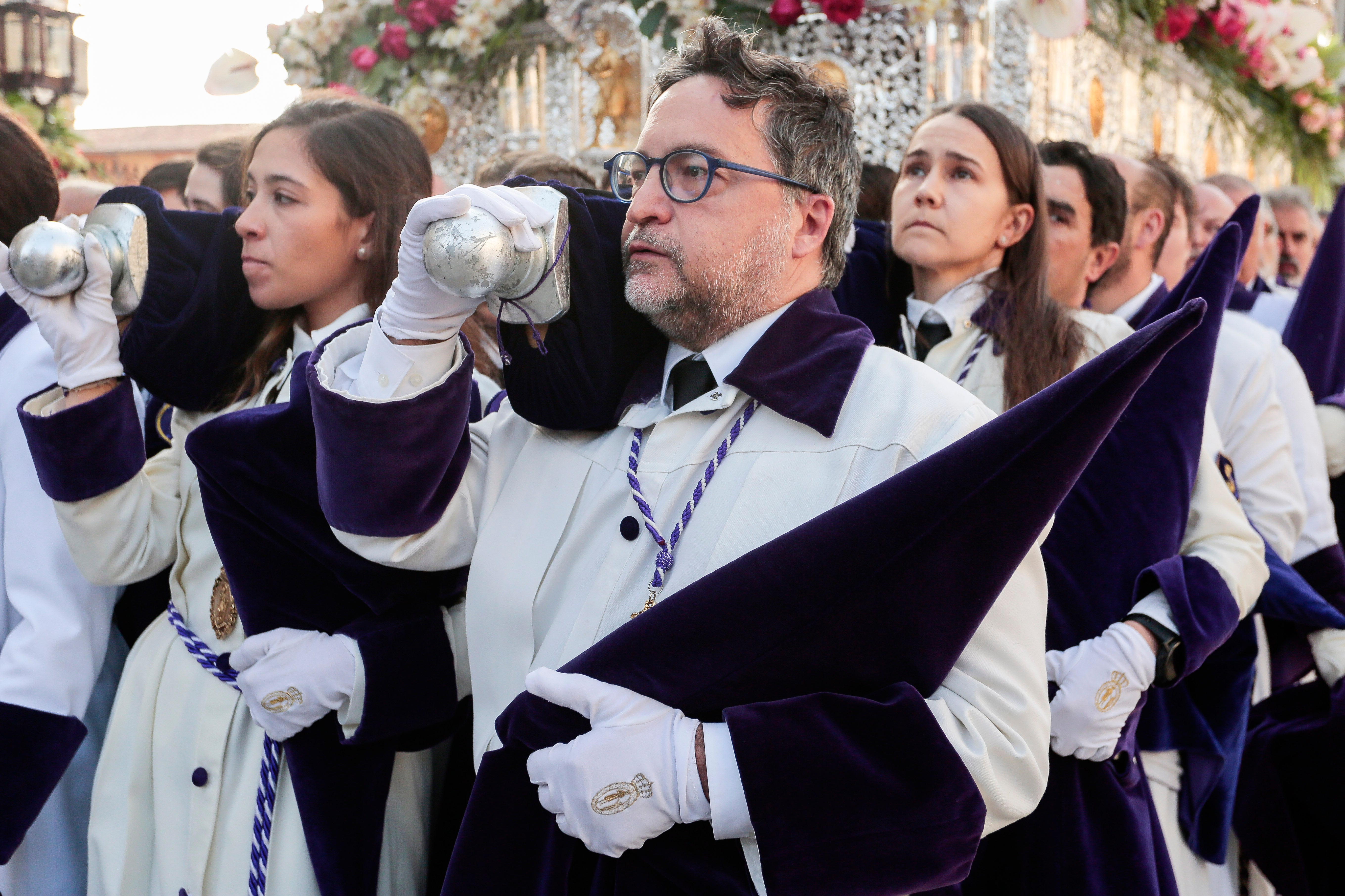 León- Los papones se despojan de sus capirotes mientras la banda de la Real Hermandad de Jesús Divino Obrero entona el himno de la alegría y las palomas sobrevuelan la plaza de Regla