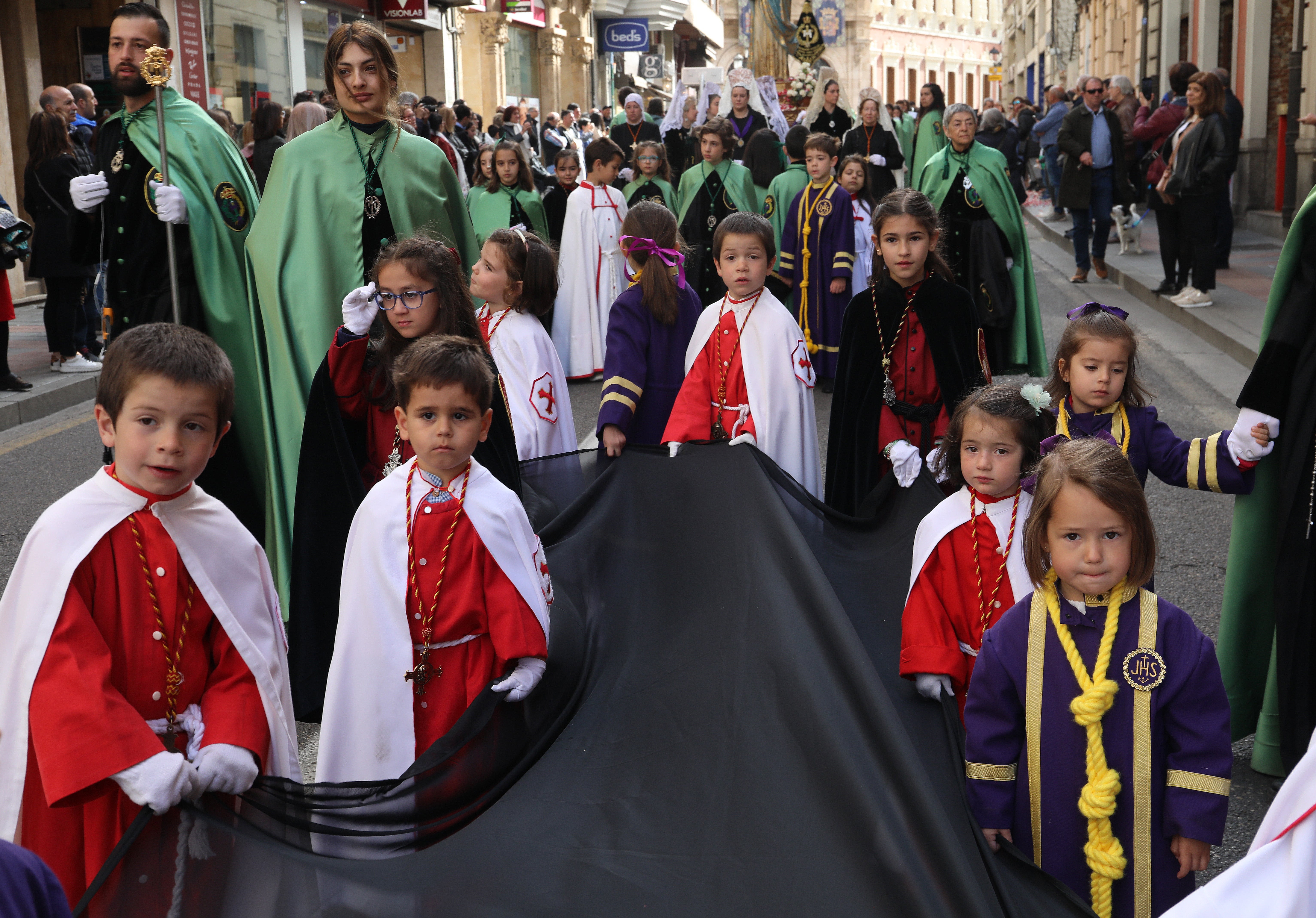 Palencia- Niños de diversas cofradías portan el velo de la Virgen del Rompimiento