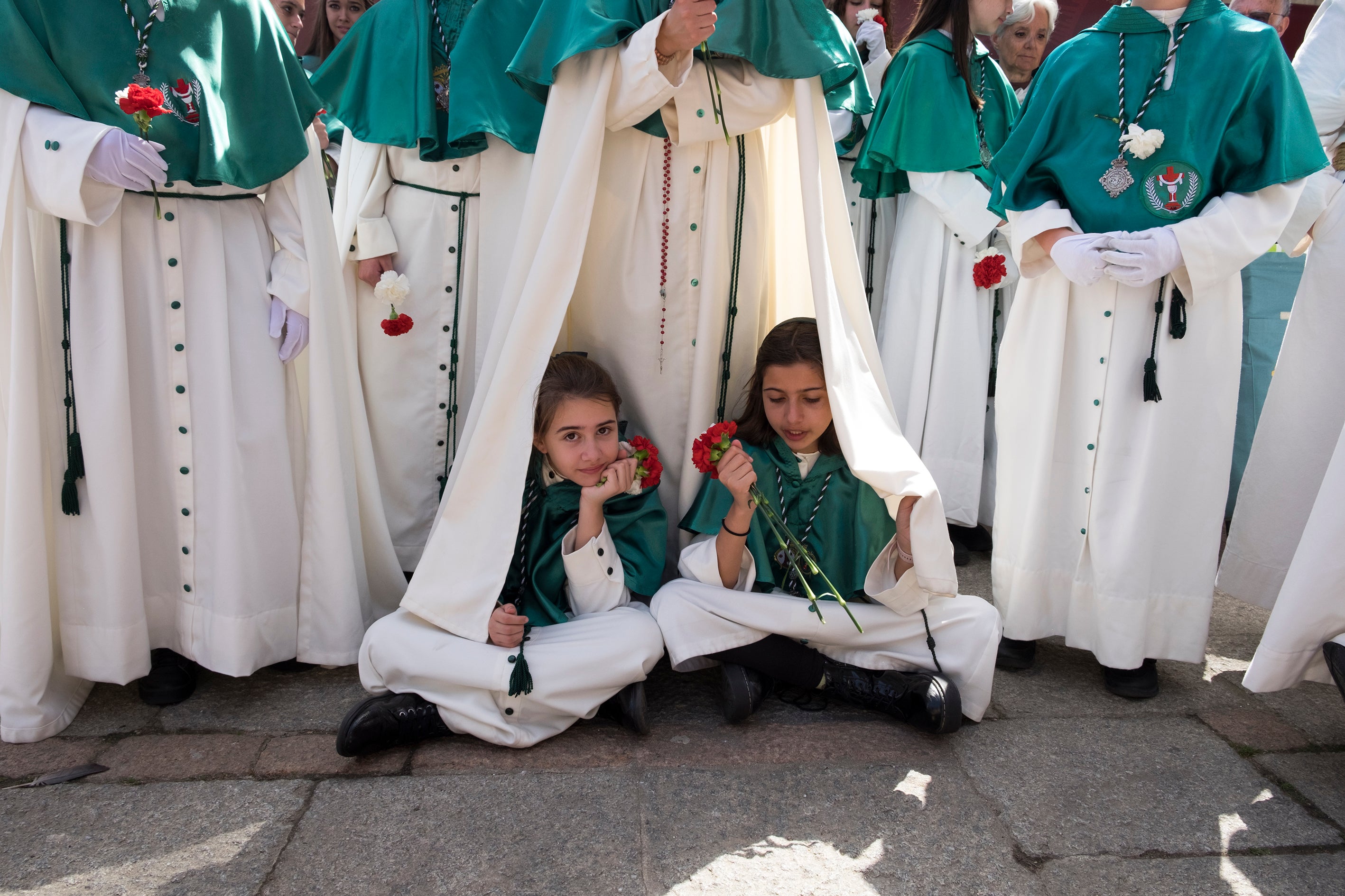 Salamanca- El atrio de la Catedral ha acogido el momento de reunión de las tallas para poner rumbo en un desfile conjunto hacia la iglesia de la Vera Cruz