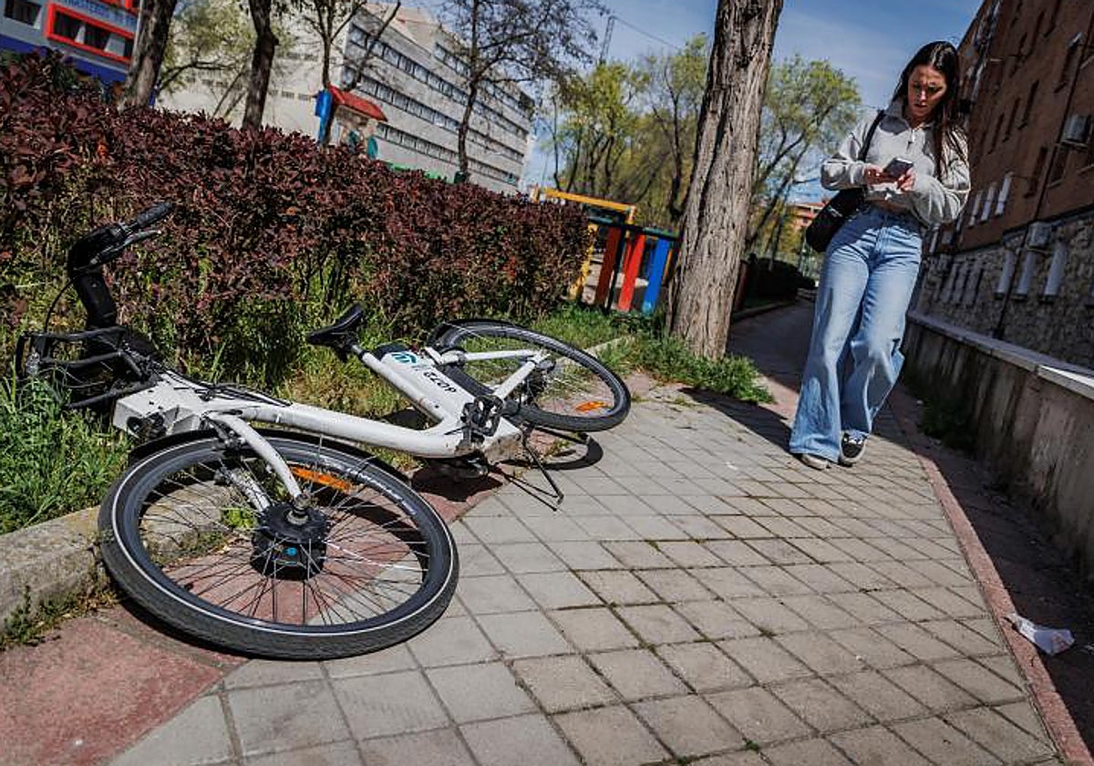 Un vehículo de Bicimad tirado en una acera del barrio de Simancas