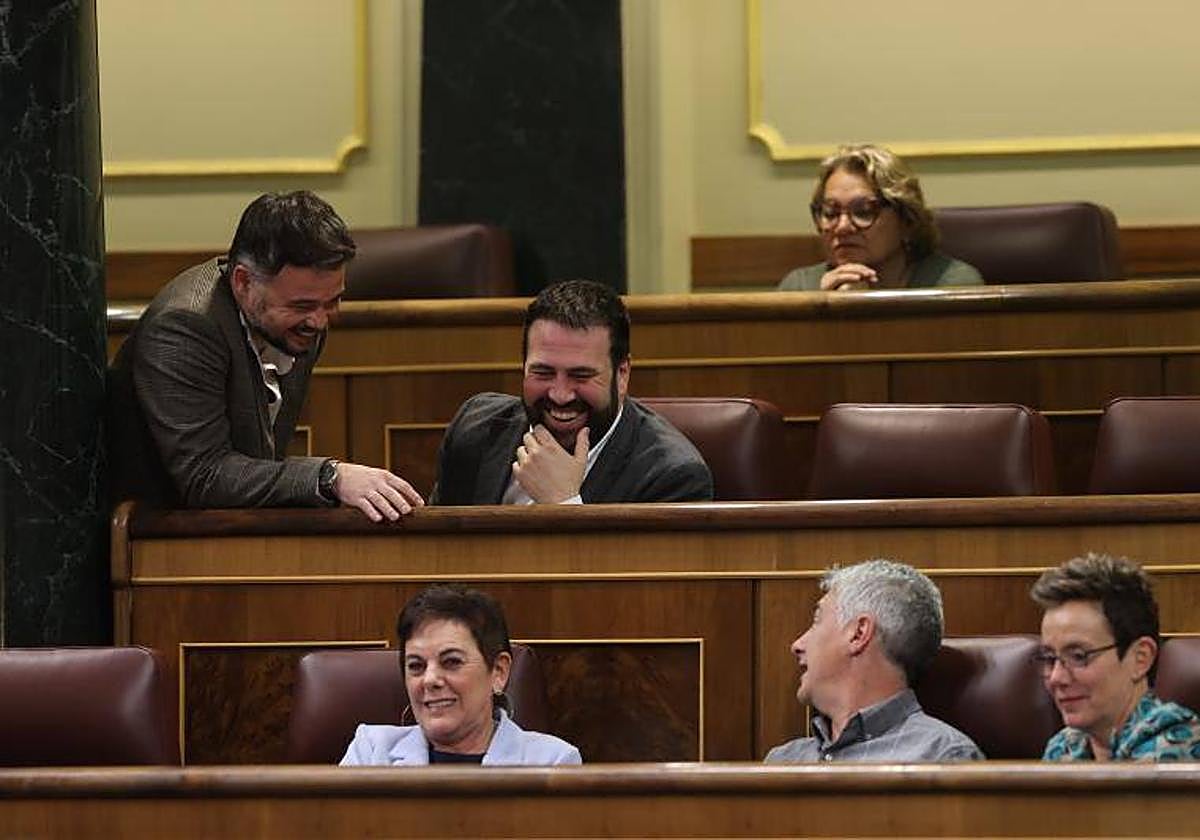 Gabriel Rufián, de ERC, junto a Jon Iñarritu, Mertxe Aizpurua y Oskar Matute, de EH Bildu