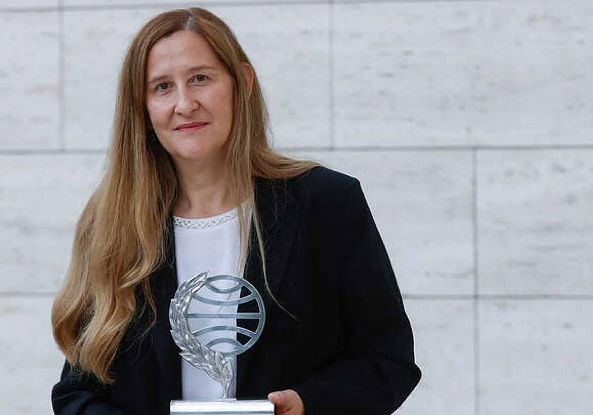 Luz Gabás con el Premio Planeta