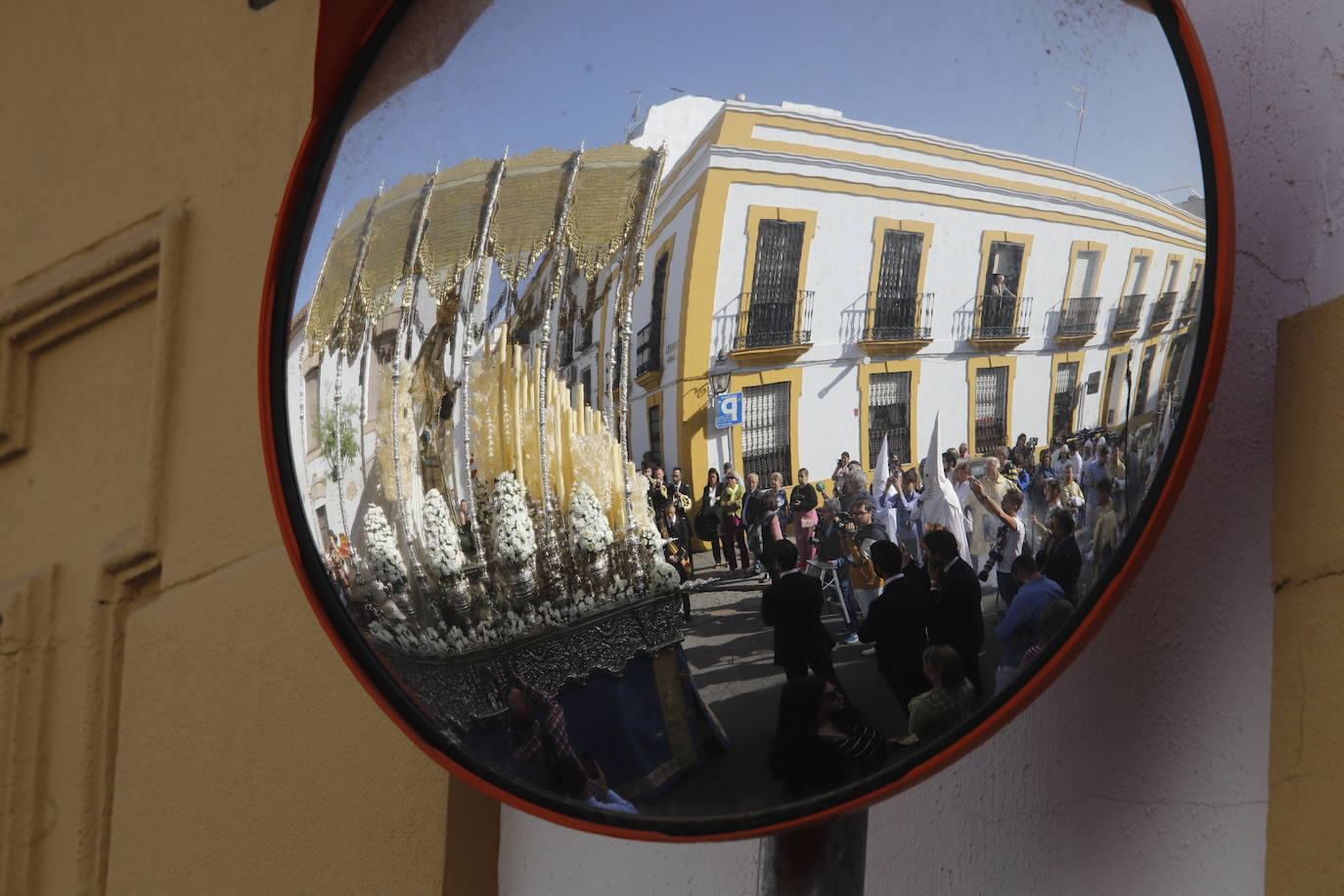 La Virgen de la Alegría recorre sola las calles de Córdoba, en imágenes
