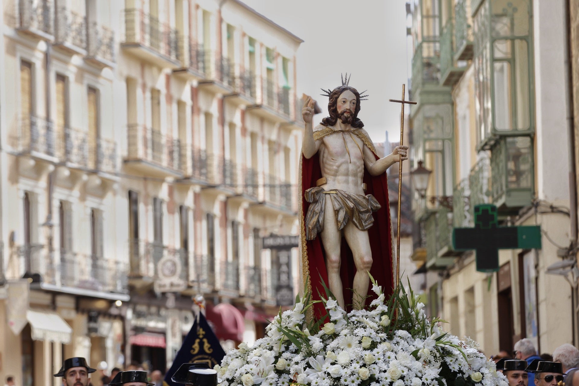 Segovia- Los pasos de Nuestra Señora del Rocío y el Cristo Resucitado procesionan hasta confluir en la Plaza Mayor