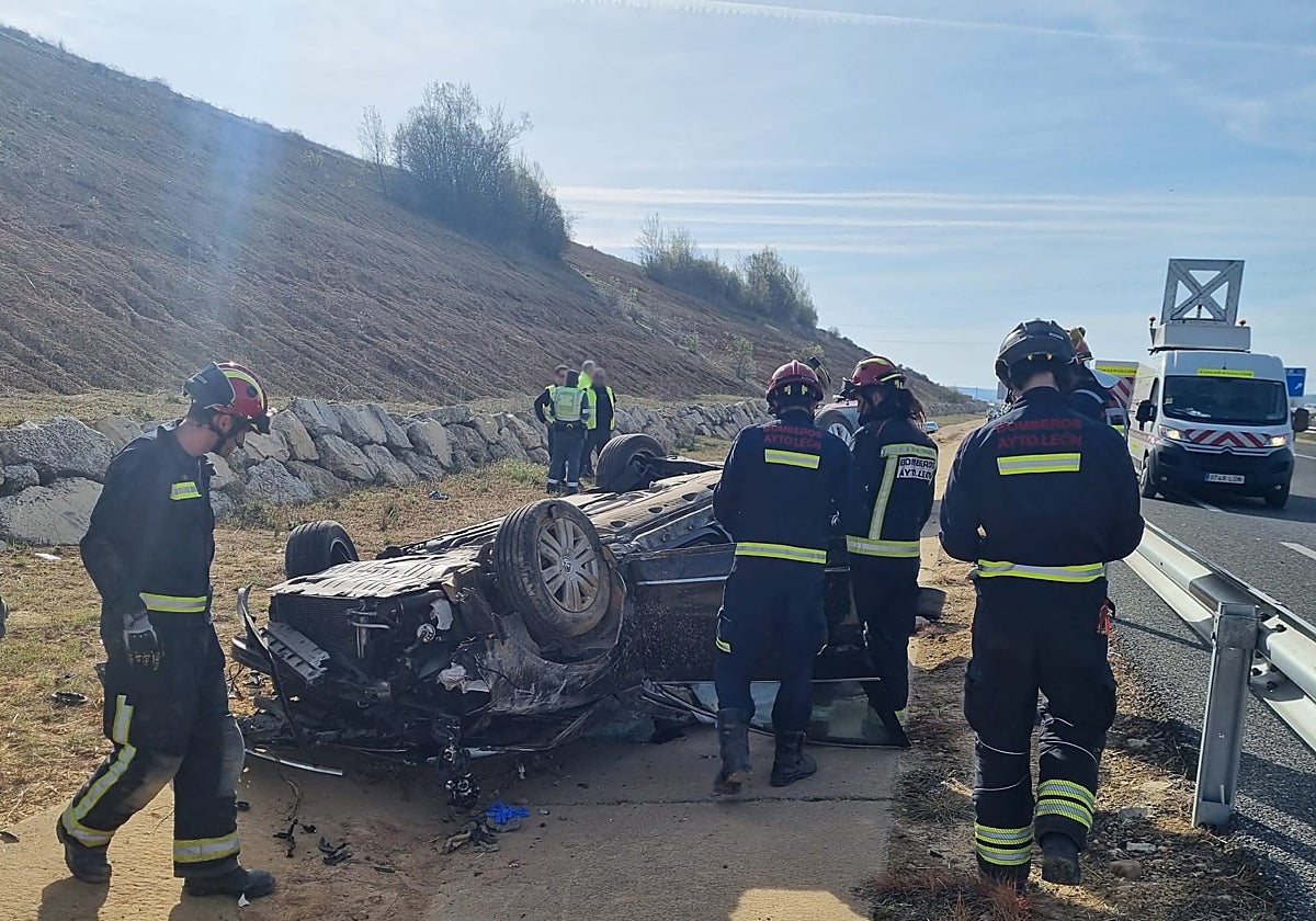 Bomberos intervienen en el accidente registrado en Valdefresno (León), en el que ha fallecido una  mujer