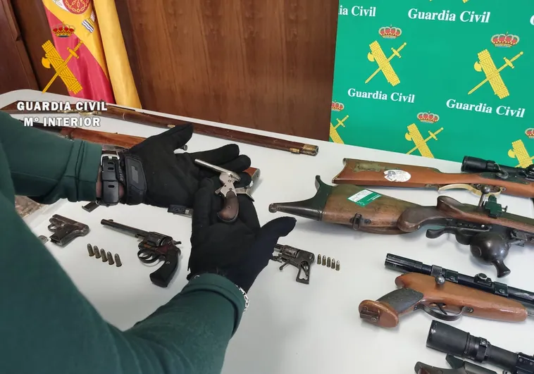 Un detenido y dos investigados en Salamanca tras el hallazgo de 20 armas de fuego prohibidas y varios kilos de explosivos
