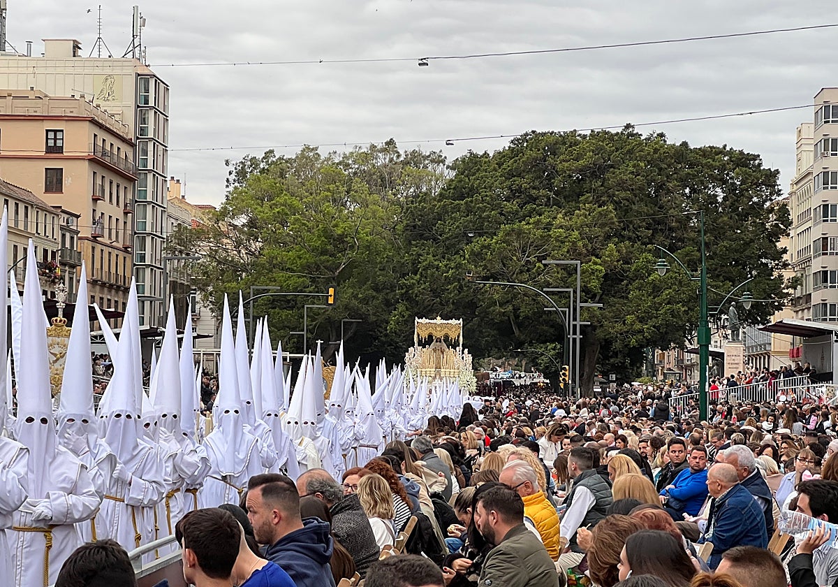 Público viendo el desfile de una procesión en Málaga este Martes Santo