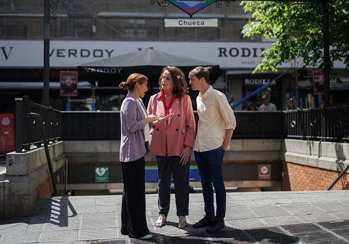 Carla Antonelli, en el centro, junto a Mónica García y Eduardo Rubiño este martes en la plaza de Chueca