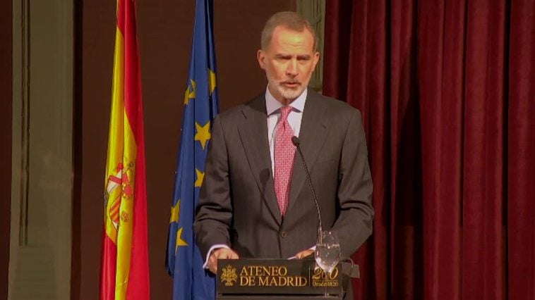 El rey bromea con tocar el cajón en el Ateneo de Madrid