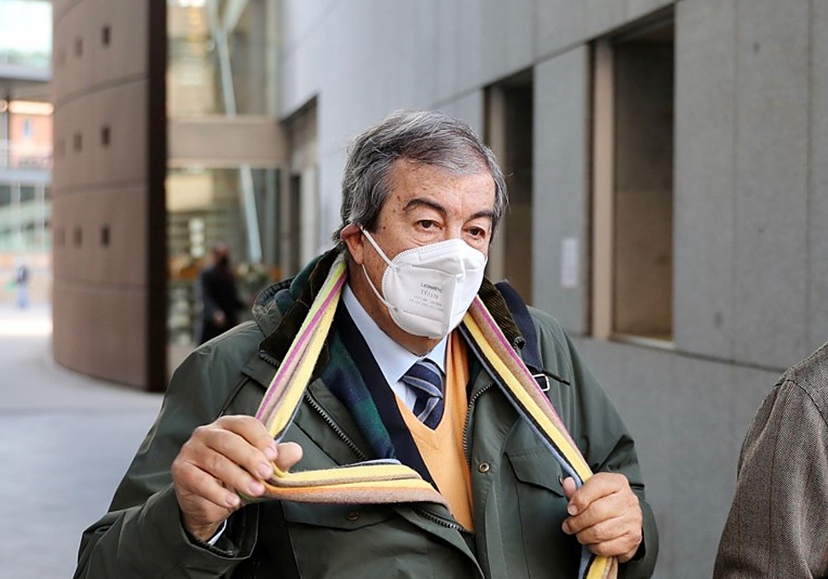 Francisco Álvarez Cascos, tras declarar como imputado en los juzgados de Oviedo en 2021