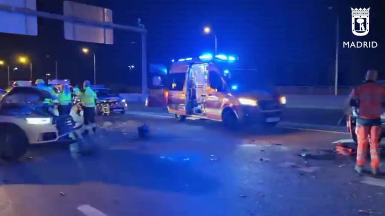 Heridos varios operarios de carretera al chocar un coche contra dos vehículos en la A4 de Madrid