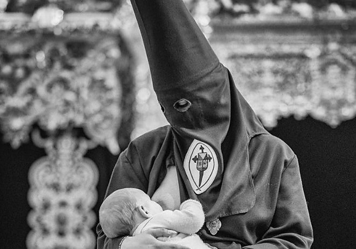 Nazarena dando el pecho a su bebé