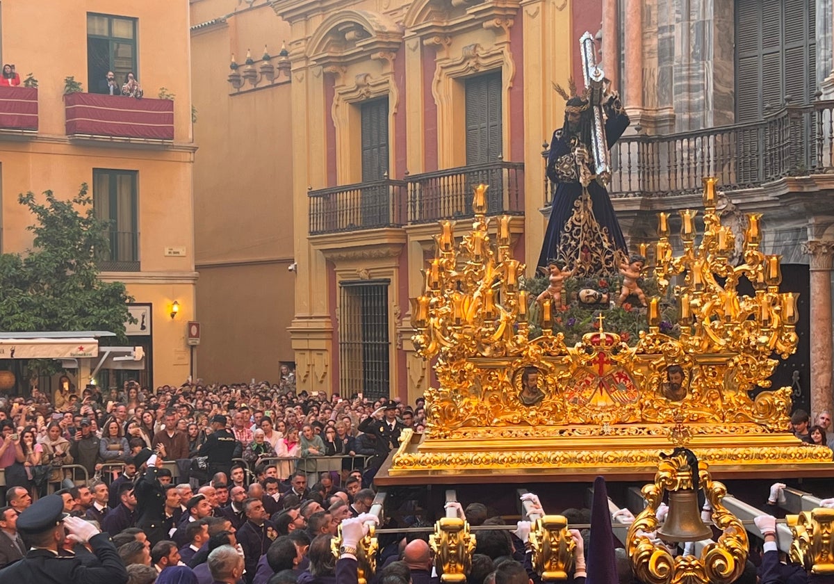 La plaza del Obispo de Málaga abarrotada durante la bendición de Jesús El Rico para liberar al preso en el Miércoles Santo