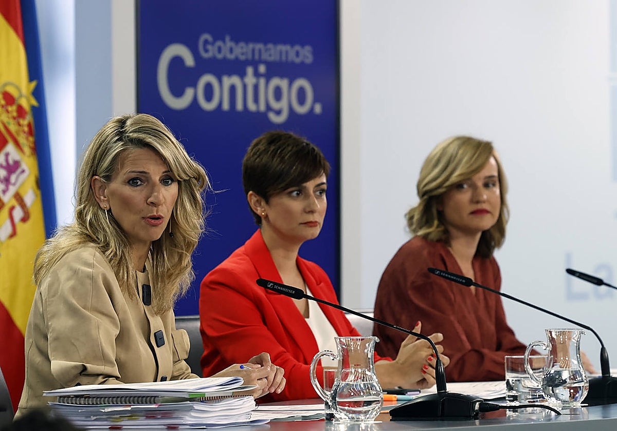 Yolanda Díaz, Isabel Rodríguez y Pilar Alegría, en la rueda de presna de este martes posterior al Consejo de Ministros