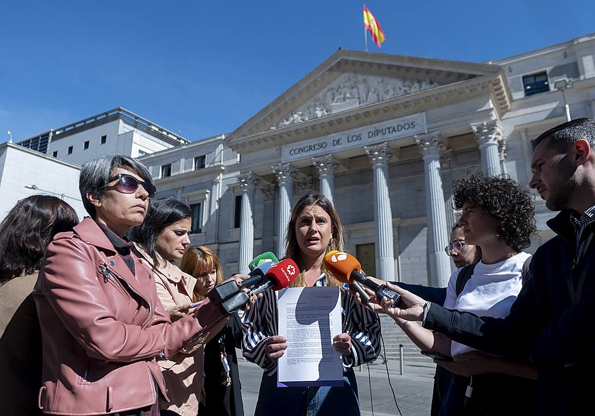 Alejandra Jacinto, candidata de Podemos, IU y Alianza Verde en la Comunidad de Madrid el 28-M, con la carta que le ha enviado a Pedro Sánchez, a las puertas del Congreso de los Diputados