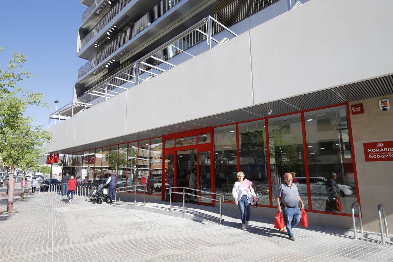 Fotos | Así es el nuevo supermercado de Deza en Córdoba