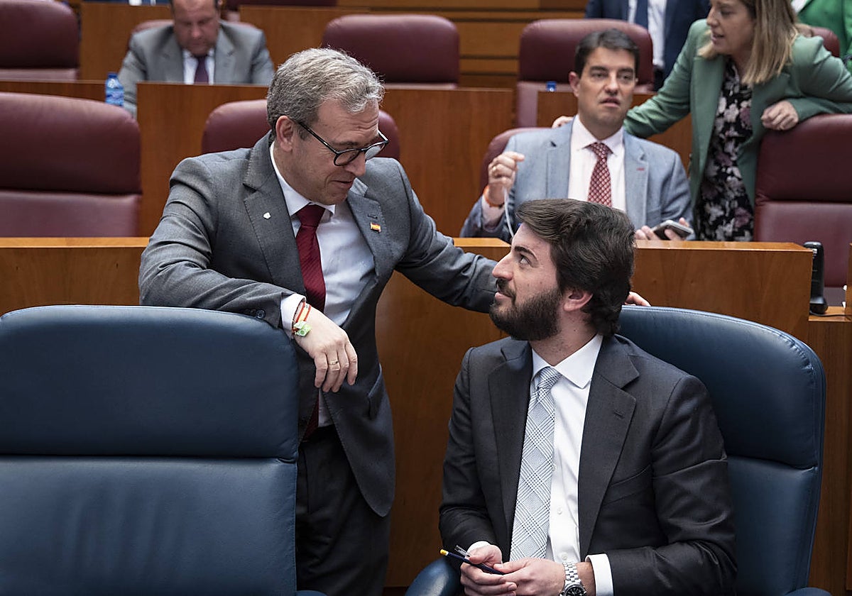 García-Gallardo conversa con el consejero Mariano Veganzones en la primera sesión del pleno