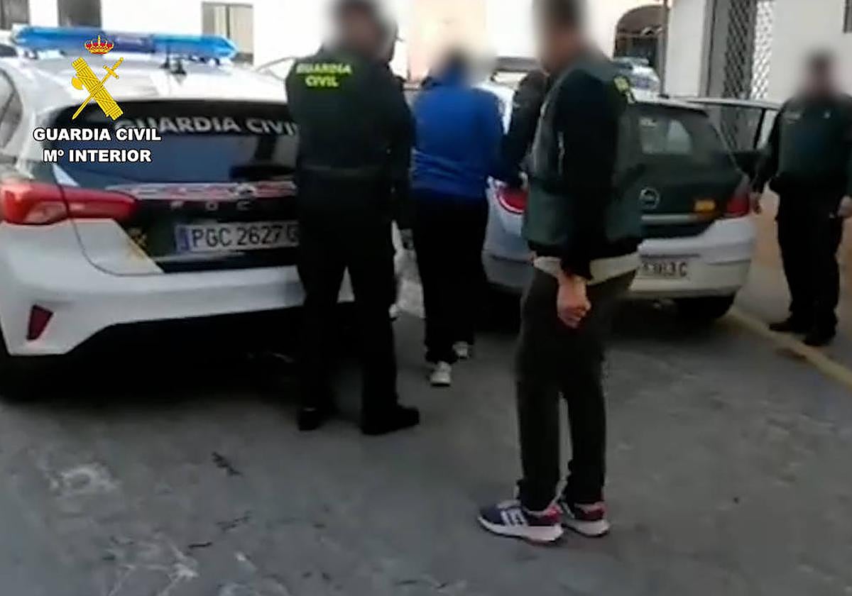 Imagen del arresto de uno de los detenidos en la 'Operación Viruña'