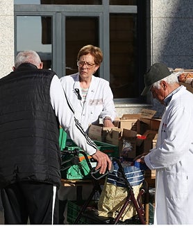 Imagen secundaria 2 - Los voluntarios de Cipriano González le recuerdan con nuevo reparto comida