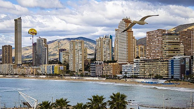 Un globo volando junto a los rascacielos en la capital turística de la Costa Blanca alicantina