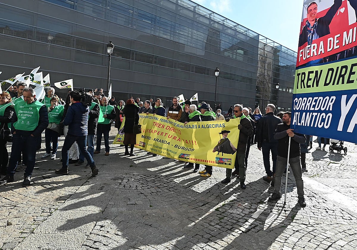 Unas 200 personas han recibido en Burgos con pitos y abucheos a Pedro Sánchez