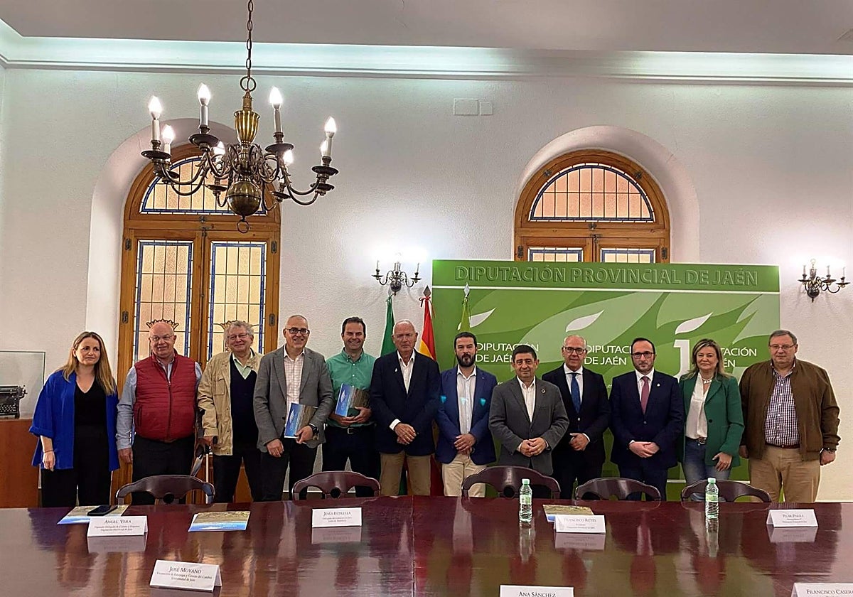 Miembros de la Comisión de seguimiento de la candidatura tras la reunión de hoy