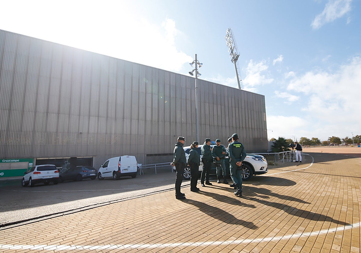 La Guardia Civil registrando las oficinas de El Arcángel
