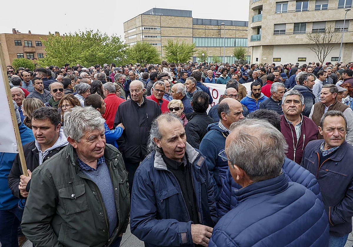 Ganaderos en la concentración frente a las puertas de la Delegación de la Junta en Salamanca