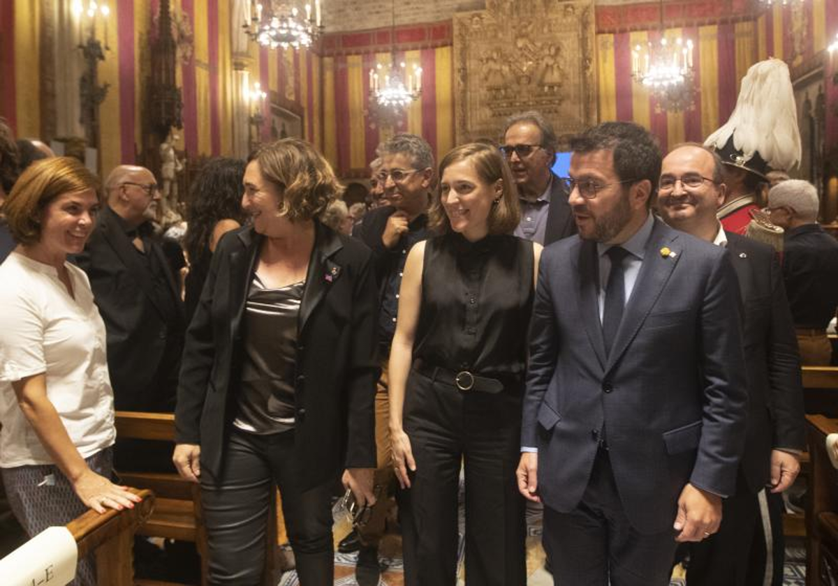 Carla Simón, entre Ada Colau y Pere Aragonès, momentos antes de pronunciar el pregón en las fiestas de Barcelona, en septiembre de 2022