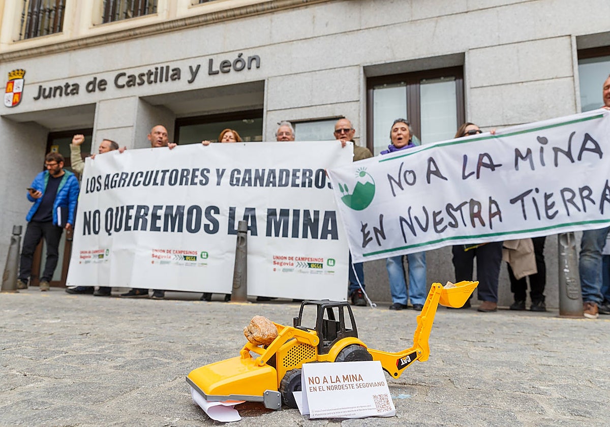 Protestas de los alcaldes del nordeste segoviano frente a la Delegación de la Junta en Segovia