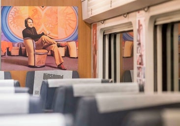 Renfe presenta una exposición de fotografía sobre Nino Bravo en el interior de un AVE Madrid-Valencia