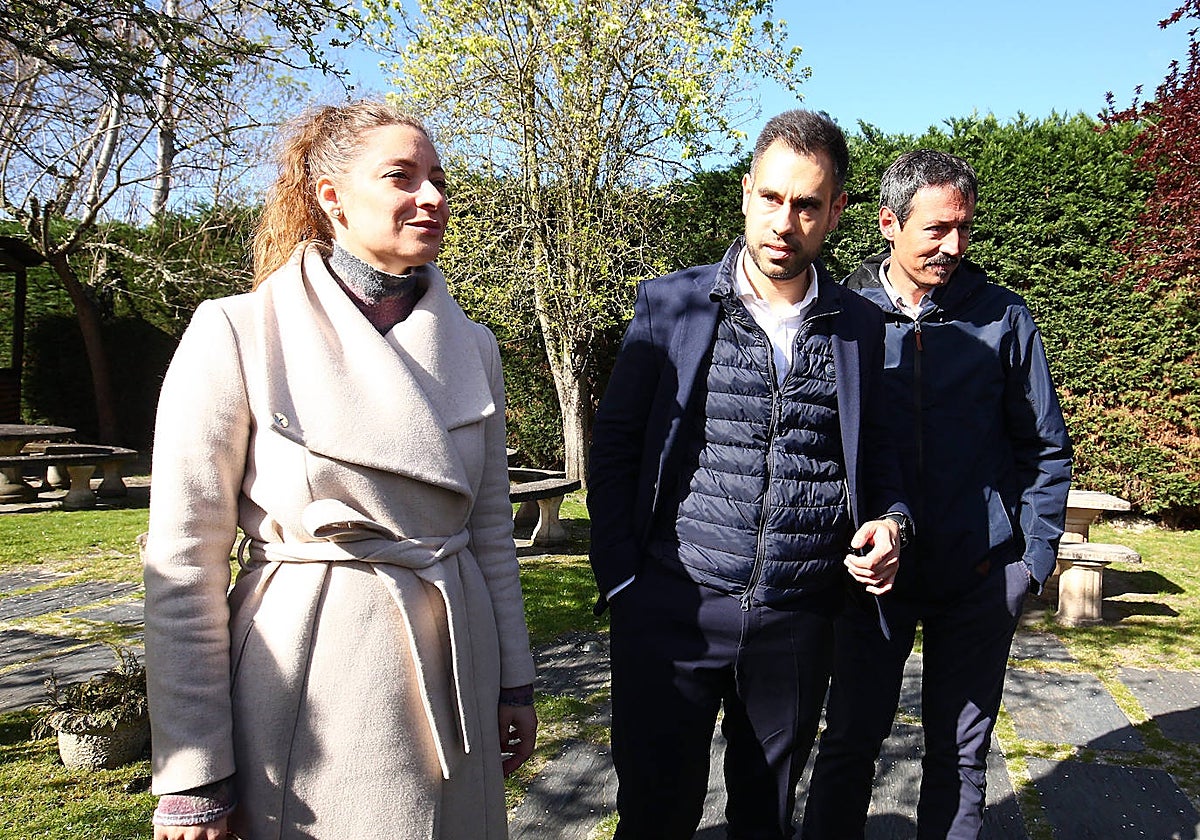 La presidenta provincial del PP de León, Ester Muñoz, junto al presidente comarcal, Juan José López, durante la presentación del candidato a la alcaldía de Bembibre (León), Jorge Blanco