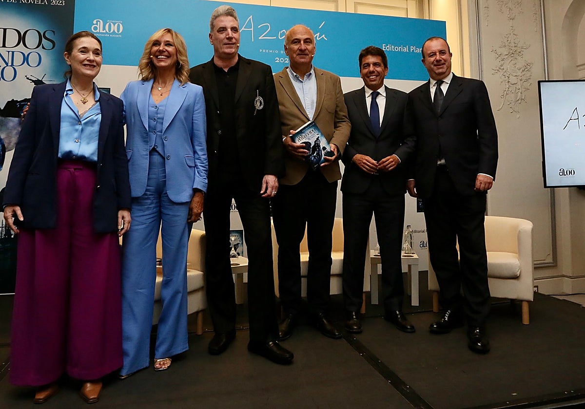 El ganador del Premio Azorín, con el presidente de la Diputación de Alicante, el cantante Loquillo y otros invitados a la presentación en Madrid