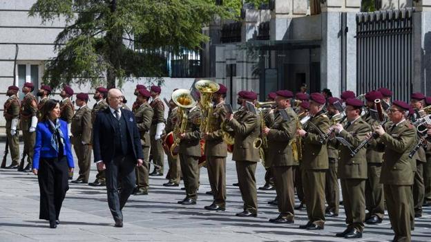 La ministra de Defensa, Margarita Robles y el ministro de Defensa ucraniano, Oleksii Reznikov, fueron recibidos por militares